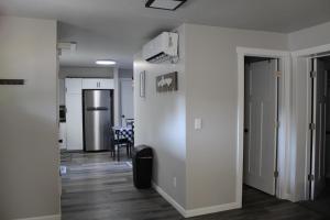 Cette chambre comprend un réfrigérateur et une salle à manger. dans l'établissement Cozy Corner Cottage, à Wellston