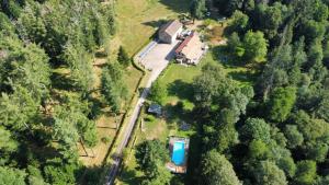 una vista aerea di una casa nel bosco di Chambre d'Hote Les Touilles a Piégut-Pluviers Altre 9 foto