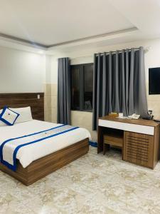 Postel nebo postele na pokoji v ubytování Hotel Trần Long