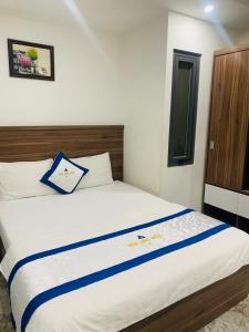 Postel nebo postele na pokoji v ubytování Hotel Trần Long