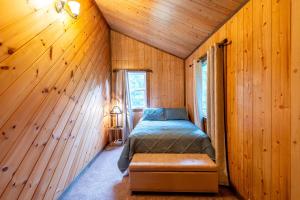 Postel nebo postele na pokoji v ubytování Whispering Pines Retreat