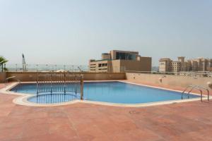 ドバイにあるStunning View 1 Bedroom Apartment Pool & Gymの建物の屋上にあるプール