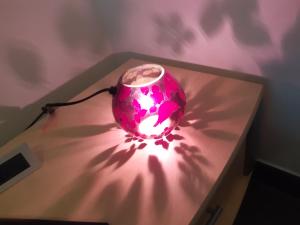eine rosa Vase auf einem Tisch in der Unterkunft FeWo-StoneWay in Beckingen