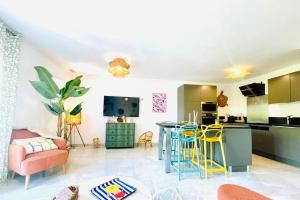 a kitchen and living room with a table and chairs at Maison haut de gamme dans le golf de pont royal in Mallemort