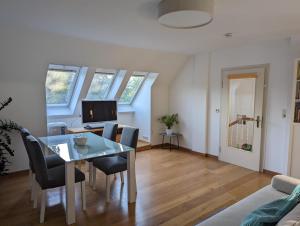 Μια τηλεόραση ή/και κέντρο ψυχαγωγίας στο HoWi Living Apartment +22 φωτογραφίες