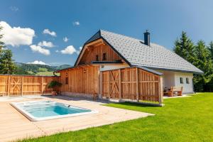 Bazén v ubytování ALMCHALET Smaragd nebo v jeho okolí