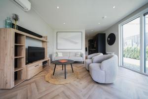 TV a/nebo společenská místnost v ubytování Luxe Lodge 'Bold' nabij bos en Veluwemeer - 4 pers
