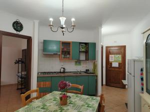 A kitchen or kitchenette at Casa dell'orso Még 13 kép