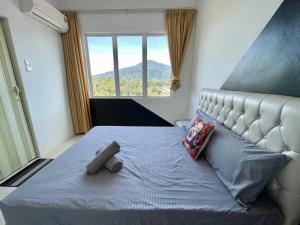 Un dormitorio con una cama grande con una ventana grande. en Hillview Cube w/Rooftop Pool, en Kuah