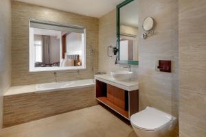 Holiday Inn Resort Kathmandu Budhanilkantha by IHG的一间浴室