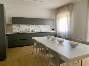 a kitchen with a white table with bowls on it at Susanna Alloggio Turistico in Trissino