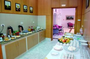 eine Küche mit einem Tisch und Teller mit Lebensmitteln darauf in der Unterkunft Hotel la princesse in Tunis