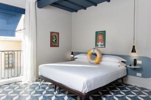 福洛尼卡Riva Rooms的一间带大床和大窗户的卧室