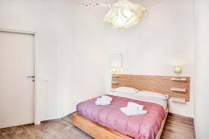 a bedroom with a bed with a wooden headboard at Il Palombaro in Riomaggiore