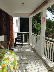 a screened in porch with a table and chairs at Kaz A Ti Jo in Petit-Bourg