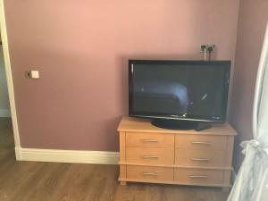 Μια τηλεόραση ή/και κέντρο ψυχαγωγίας στο Two Bedrooms, One Super King Room & One Double Room, plus Sofa Beds & Cot with Private Bathroom for up to 2 Adults & 5 Children & 1 Infant +11 φωτογραφίες