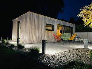 ein kleines Gebäude mit einem Tisch und Stühlen auf einer Terrasse in der Unterkunft Pool House 85 in Spa