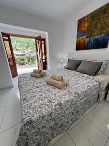 En eller flere senge i et værelse på Ferienapartment in Pebble Beach