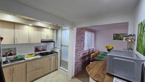 a kitchen with a sink and a table in it at Casa vacacional Estadía Primaveral in Fusagasuga