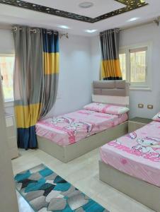 Postel nebo postele na pokoji v ubytování شاليه بمجموعة خالد بن الوليد بالمعمورة بالطابق 1