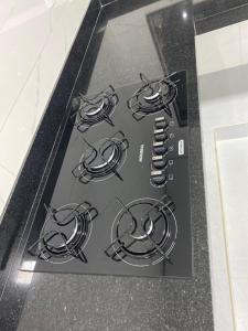 un bancone nero con un mucchio di caricabatterie per fornelli a gas di Morada do lago a Boa Esperança