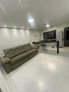 un soggiorno con un divano e un tavolo di Morada do lago a Boa Esperança