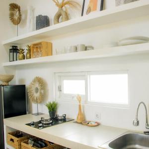 un comptoir de cuisine avec un évier et une fenêtre dans l'établissement Dry Villa, à Jarakan