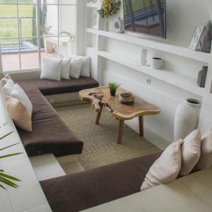 un salon avec deux canapés et une table dans l'établissement Dry Villa, à Jarakan