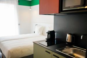 All Suites Appart Hôtel et Hôtel - Paris 13 - Porte d'Italie的厨房或小厨房