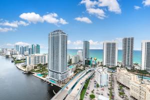 una ciudad con edificios altos junto al agua en 2 Bed 2 Bath With Amazing Bay View And Luxury Pool, en Hallandale Beach