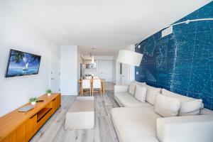 Una sala de estar con un sofá blanco y una mesa. en 2 Bed 2 Bath With Amazing Bay View And Luxury Pool, en Hallandale Beach