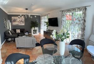 TV a/nebo společenská místnost v ubytování Wohnung 5 mit Garten und sonniger Terrasse