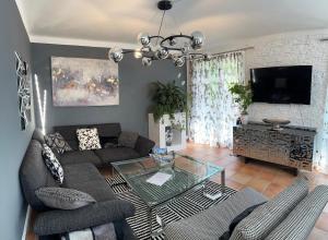 TV a/nebo společenská místnost v ubytování Wohnung 5 mit Garten und sonniger Terrasse