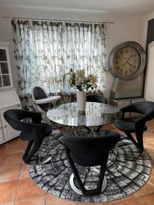 Posezení v ubytování Wohnung 5 mit Garten und sonniger Terrasse