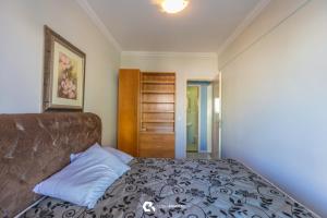 ein kleines Schlafzimmer mit einem Bett und einem Schrank in der Unterkunft 150m do mar! Cobertura Duplex com Piscina Privada in Bombinhas