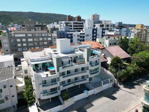 eine Luftaufnahme einer Stadt mit Gebäuden in der Unterkunft 150m do mar! Cobertura Duplex com Piscina Privada in Bombinhas