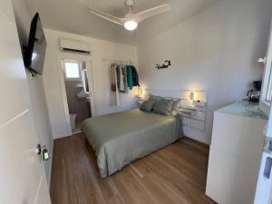 Un pat sau paturi într-o cameră la Apartamento Playa El Palmar 2