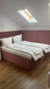 Ένα ή περισσότερα κρεβάτια σε δωμάτιο στο Apartament Giroc