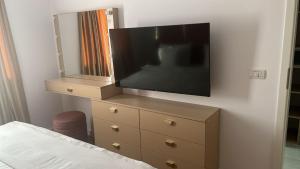 a flat screen tv sitting on top of a dresser at Apartament Giroc in Fratelia