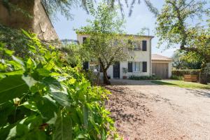 a house with a gravel driveway in front of it at La Maison Château d'Eau : piscine pour 6/8 pers in Saint-Benoît