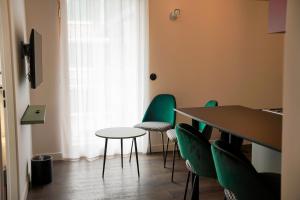 All Suites Appart Hôtel et Hôtel - Paris 13 - Porte d'Italie的电视和/或娱乐中心