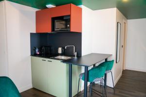 All Suites Appart Hôtel et Hôtel - Paris 13 - Porte d'Italie的厨房或小厨房