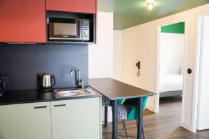 All Suites Appart Hôtel et Hôtel - Paris 13 - Porte d'Italie的厨房或小厨房