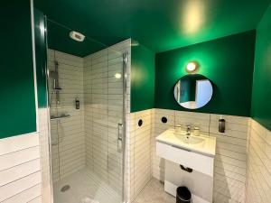 All Suites Appart Hôtel et Hôtel - Paris 13 - Porte d'Italie的一间浴室