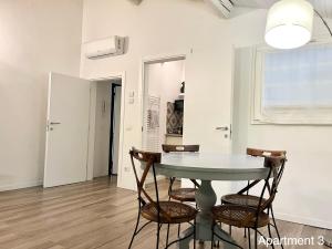 una sala da pranzo con tavolo e sedie di MeModena Apartments a Modena