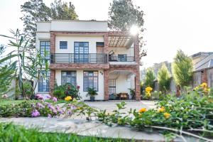 阿鲁沙Elmitho House的一栋前面带花园的房子