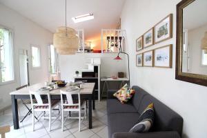 una sala de estar con un sofá y una mesa en Loft Orfila, en París