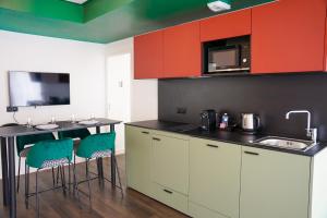 All Suites Appart Hôtel et Hôtel - Paris 13 - Porte d'Italie的厨房或小厨房