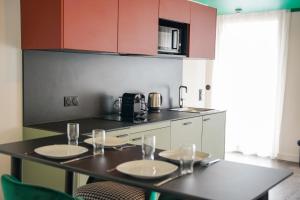 All Suites Appart Hôtel et Hôtel - Paris 13 - Porte d'Italie的厨房或小厨房