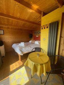 Φωτογραφία από το άλμπουμ του Adult only en-suite Glamping Hut with a Private Hot Tub, Fenced Garden, FirePit, BBQ and Dog Friendly! Located in a Peaceful setting with gorgeous countryside views on Anglesey, North Wales σε Amlwch